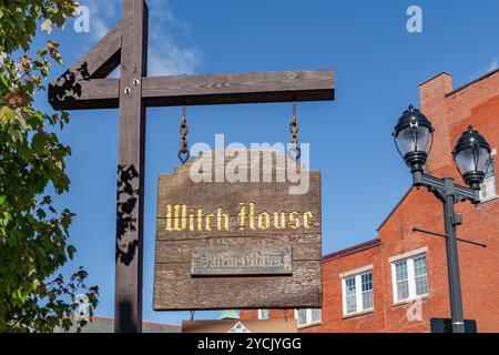 Salem, Massachusetts, Stati Uniti - 21 ottobre 2024: The Witch House firma durante l'evento annuale Halloween Haunted Happenings in ottobre. Foto Stock