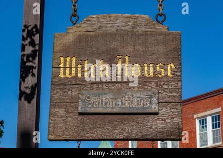 Salem, Massachusetts, Stati Uniti - 21 ottobre 2024: The Witch House firma durante l'evento annuale Halloween Haunted Happenings in ottobre. Foto Stock