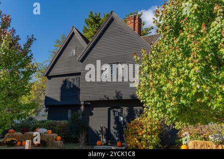 Salem, Massachusetts, Stati Uniti - 21 ottobre 2024: Turisti che visitano la Corwin House conosciuta come la Witch House durante l'annuale Halloween Haunted Happenings Festival. Foto Stock