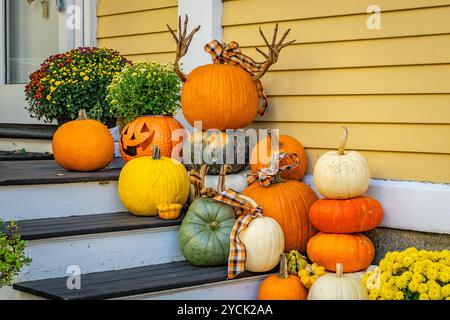 Salem, Massachusetts, USA-21 ottobre 2024: Porta decorata per Halloween all'evento annuale Halloween Haunted Happenings che si tiene durante il mese di ottobre. Foto Stock