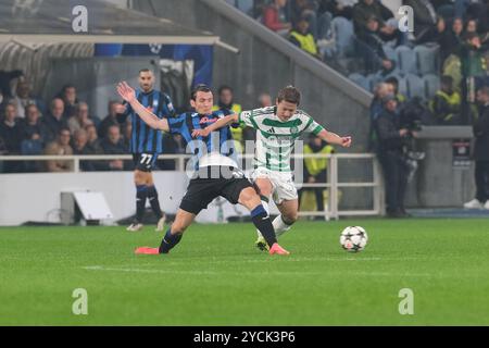 Berat Djimsiti dell'Atalanta BC 1907 contrastava con Daizen Maeda del Celtic FC durante la partita di calcio MD3 di UEFA Champions League 2024/2025 League tra Atalanta BC e Celtic FC allo stadio Gewiss il 23 ottobre 2024 a Bergamo. Foto Stock