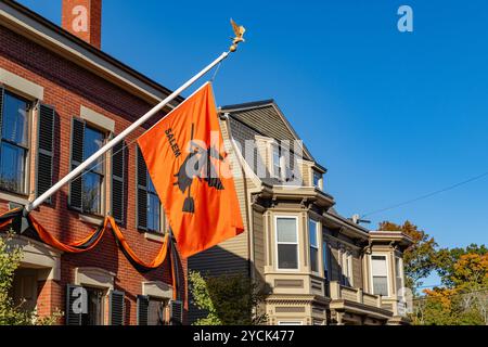 Salem, Massachusetts, Stati Uniti - 21 ottobre 2024: Bandiera di Halloween durante l'evento annuale Halloween Haunted Happenings tenutosi a ottobre. Foto Stock