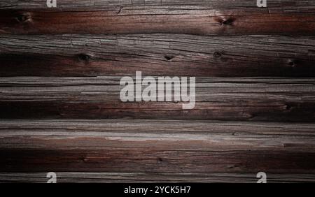 Parete in legno rustico e scuro composta da lunghi pannelli orizzontali in legno. Foto Stock