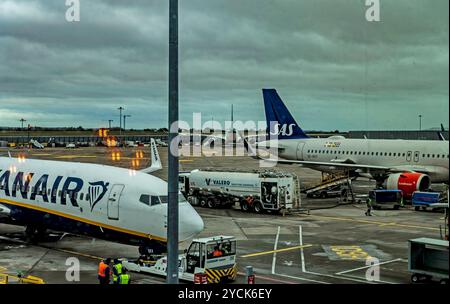 Una petroliera Valero che rifornisce un aereo della Lufthansa all'aeroporto di Dublino, Irlanda. Foto Stock