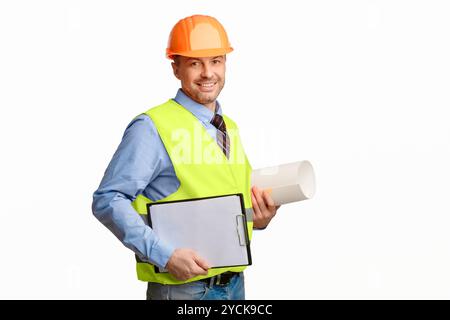 Architect Holding Building Plan Papers in piedi su sfondo bianco Foto Stock