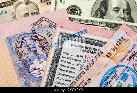 Frammento di visa timbro nel passaporto e denaro Foto Stock