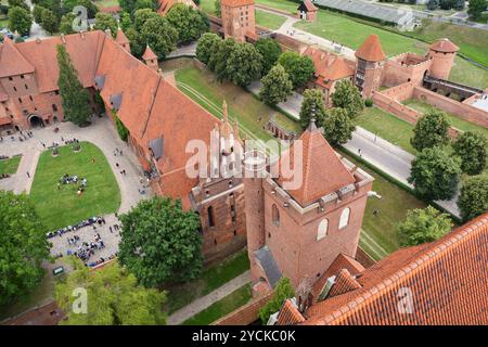 Vista aerea del castello e della fortezza dell'ordine Teutonico di Malbork sul fiume Nogat a Malbork, Polonia. Foto Stock