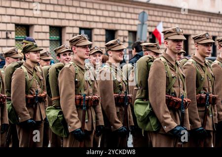 Varsavia, Polonia - 15 agosto 2014: Un gruppo di soldati polacchi che indossano uniformi storiche si ferma durante la celebrazione della giornata delle forze Armate Foto Stock