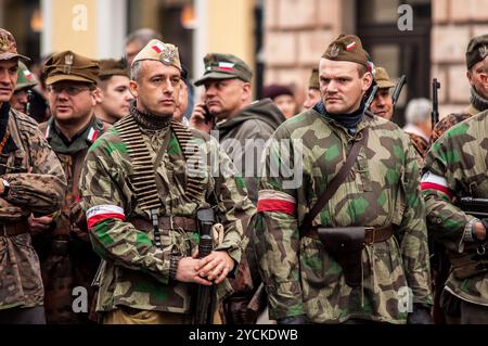 Varsavia, Polonia - 15 agosto 2014: Un gruppo di soldati polacchi che indossano uniformi storiche si ferma durante la celebrazione della giornata delle forze Armate Foto Stock