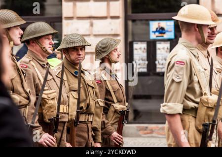 Varsavia, Polonia - 15 agosto 2014: Un gruppo di soldati polacchi che indossano uniformi storiche e trasportano fucile di vecchio stile fermo Foto Stock