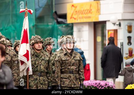 Varsavia, Polonia - 15 agosto 2014: Un gruppo di soldati polacchi fermi durante la celebrazione della giornata delle forze Armate, striscione visibile di fronte Foto Stock