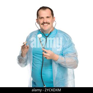 Medico che fuma con la veste blu Foto Stock