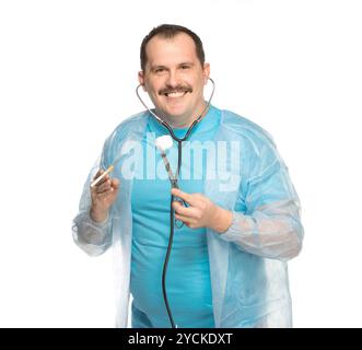 Medico fumatore con accappatoio blu su sfondo bianco Foto Stock