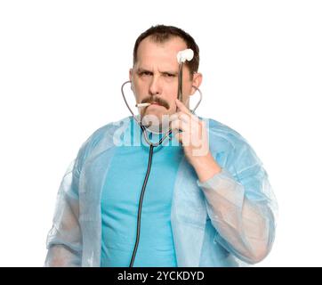 Medico che fuma con la veste blu Foto Stock