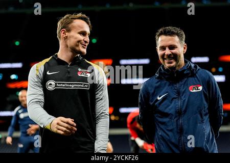 Londra, Regno Unito. 23 ottobre 2024. LONDRA, INGHILTERRA - 23 OTTOBRE: Peer Koopmeiners di AZ Alkmaar e AZ Alkmaar assistente allenatore Jan Sierksma durante una sessione di allenamento di AZ Alkmaar in vista della partita UEFA Europa League 2024/25 fase MD3 contro il Tottenham Hotspur Stadium il 23 ottobre 2024 a Londra, Inghilterra. (Foto di ed van de Pol/Orange Pictures) credito: Orange Pics BV/Alamy Live News Foto Stock