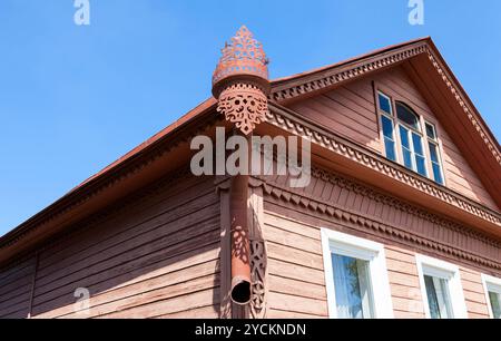 Il vecchio della parte iniziale dello scarico delle acque piovane sulla casa in legno Foto Stock