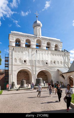 NOVGOROD, RUSSIA - 10 AGOSTO: Campanile della cattedrale di Santa Sofia il 10 agosto 2013 a Veliky Novgorod. Veliky Novgorod - famoso Foto Stock