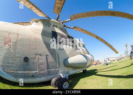 TOGLIATTI, RUSSIA - 2 MAGGIO: Elicottero da trasporto militare pesante mi-26 Halo al Museo tecnico il 2 maggio 2013 a Togliatti, Russ Foto Stock