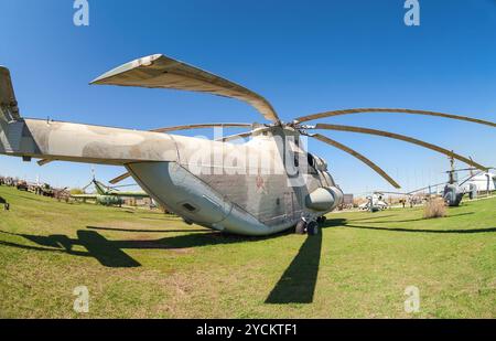 TOGLIATTI, RUSSIA - 2 MAGGIO: Elicottero da trasporto militare pesante mi-26 Halo al Museo tecnico il 2 maggio 2013 a Togliatti, Russ Foto Stock