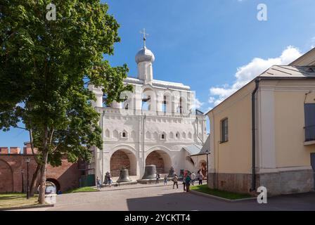 NOVGOROD, RUSSIA - 10 AGOSTO: Campanile della cattedrale di Santa Sofia il 10 agosto 2013 a Veliky Novgorod. Veliky Novgorod - famoso Foto Stock