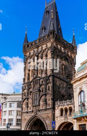 La Torre delle polveri o porta delle polveri è una torre gotica di Praga, Repubblica Ceca. È una delle porte originali della città. Separa la città vecchia dalla Foto Stock