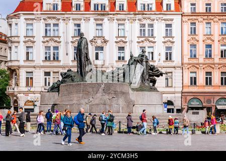 Il Jan Hus Memorial si trova a un'estremità della Piazza della città Vecchia. L'enorme monumento raffigura guerrieri e protestanti ussiti vittoriosi e una giovane madre wh Foto Stock