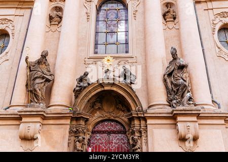 Facciata dettagliata. Chiesa di San Nicola, Staré Město. Dal 1920 è la chiesa principale della Chiesa ussita cecoslovacca e della sua diocesi di Praga. PRA Foto Stock