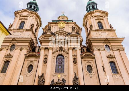 Facciata. Chiesa di San Nicola, Staré Město. Dal 1920 è la chiesa principale della Chiesa ussita cecoslovacca e della sua diocesi di Praga. Praga, CZ Foto Stock