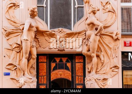 Decorazione scultorea del portale d'ingresso principale. L'edificio di appartamenti Široká 9 è un edificio di lusso in stile Art Nouveau. Quartiere Josefov, Praga, ceco Foto Stock