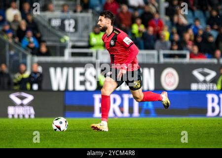 Nikolas Agrafiotis (SV Wehen Wiesbaden, #25) AM Ball, GER, SV Wehen Wiesbaden vs. Dynamo Dresden, Fussball, 3. Bundesliga, 11 anni. LE NORMATIVE DFB Spieltag, Saison 2024/2025, 23.10.2024 VIETANO QUALSIASI USO DI FOTOGRAFIE come SEQUENZE DI IMMAGINI e/o QUASI-VIDEO. Foto: Eibner-Pressefoto/Florian Wiegand Foto Stock