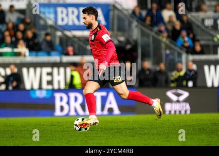 Nikolas Agrafiotis (SV Wehen Wiesbaden, #25) AM Ball, GER, SV Wehen Wiesbaden vs. Dynamo Dresden, Fussball, 3. Bundesliga, 11 anni. LE NORMATIVE DFB Spieltag, Saison 2024/2025, 23.10.2024 VIETANO QUALSIASI USO DI FOTOGRAFIE come SEQUENZE DI IMMAGINI e/o QUASI-VIDEO. Foto: Eibner-Pressefoto/Florian Wiegand Foto Stock