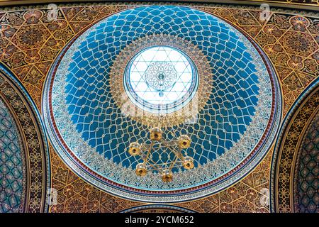 Cupola sopra la sala principale. Sinagoga spagnola. La sinagoga è costruita in stile moresco revival. Fu chiamata la Sinagoga spagnola per la sua impressionante M Foto Stock