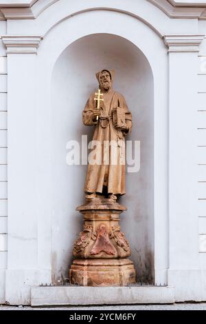 Alcove contenenti la statua settecentesca di San Francesco. Chiesa di San Giuseppe - Kostel sv. Josefa. La chiesa faceva parte del monaco cappuccino Foto Stock