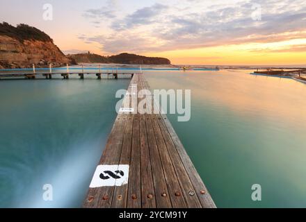 Narrabeen del Nord Pool di marea dalla corsia 8 all'alba Foto Stock