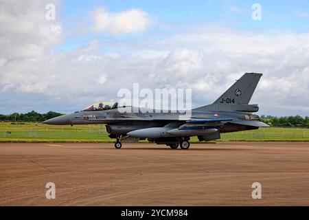 Royal Netherlands Air Force General Dynamics F-16AM Fighting Falcon (J-014) al 2024 Royal International Air Tattoo 50th anniversario dell'F-16 Foto Stock