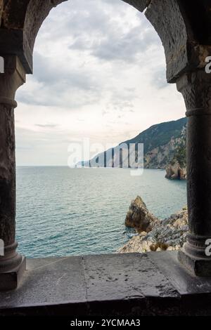 Vecchia finestra sul mare ligure a Portovenere Foto Stock