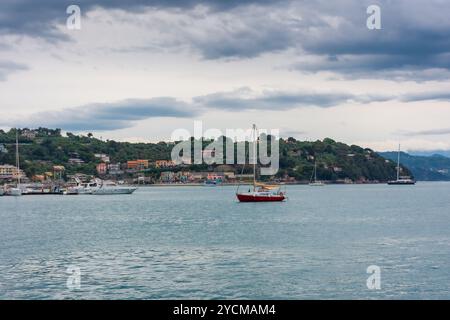 Barca a vela nel porto di Portovenere, Liguria, Italia Foto Stock