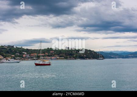 Barca a vela nel porto di Portovenere, Liguria, Italia Foto Stock