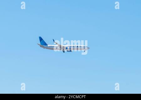 Boeing 737-924ER N69830 di United Airlines atterrando all'aeroporto internazionale Logan di Boston, Boston, Massachusetts, Stati Uniti. Foto Stock