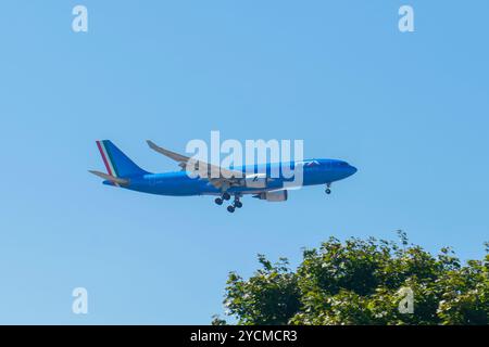 ITA Airways Airbus 330-202 EI-EJN atterrando all'aeroporto internazionale Logan di Boston, Boston, Massachusetts, Stati Uniti. Foto Stock