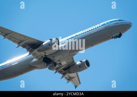 Primo piano di un Airbus A321-231 di American Airlines con schema di verniciatura Piedmont Airlines subito dopo il decollo. Foto Stock