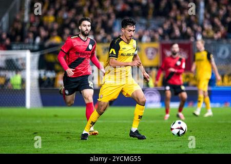 Wiesbaden, Germania. 23 ottobre 2024. Claudio Kammerknecht (Dynamo Dresden, #15) AM Ball, dahinter Nikolas Agrafiotis (SV Wehen Wiesbaden, #25), GER, SV Wehen Wiesbaden vs. Dynamo Dresden, Fussball, 3. Bundesliga, 11 anni. LE NORMATIVE DFB Spieltag, Saison 2024/2025, 23.10.2024 VIETANO QUALSIASI USO DI FOTOGRAFIE come SEQUENZE DI IMMAGINI e/o QUASI-VIDEO. Foto: Eibner-Pressefoto/Florian Wiegand credito: dpa/Alamy Live News Foto Stock