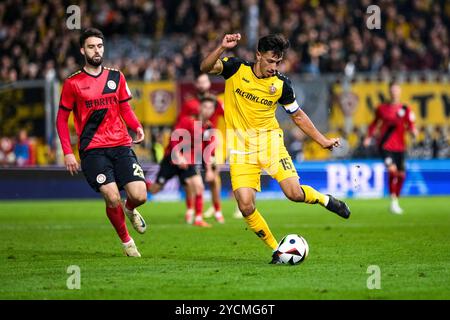 Wiesbaden, Germania. 23 ottobre 2024. Claudio Kammerknecht (Dynamo Dresden, #15) AM Ball, dahinter Nikolas Agrafiotis (SV Wehen Wiesbaden, #25), GER, SV Wehen Wiesbaden vs. Dynamo Dresden, Fussball, 3. Bundesliga, 11 anni. LE NORMATIVE DFB Spieltag, Saison 2024/2025, 23.10.2024 VIETANO QUALSIASI USO DI FOTOGRAFIE come SEQUENZE DI IMMAGINI e/o QUASI-VIDEO. Foto: Eibner-Pressefoto/Florian Wiegand credito: dpa/Alamy Live News Foto Stock