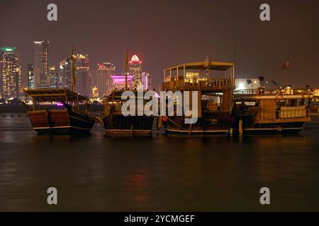 Le barche tradizionali chiamate Dhows sono ancorate nel porto vicino al Museo del Parco d'Arte Islamica. Foto Stock