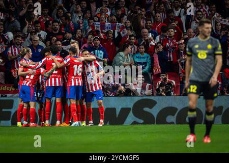 Madrid, Espagne. 23 ottobre 2024. Julian ALVAREZ dell'Atletico Madrid festeggia il suo gol con i compagni di squadra e Thomas MEUNIER di Lille sembra sgretolato durante la partita di calcio UEFA Champions League, fase MD3 tra Atletico de Madrid e Losc Lille il 23 ottobre 2024 allo stadio Riyadh Air Metropolitano di Madrid, Spagna - foto Matthieu Mirville/DPPI credito: DPPI Media/Alamy Live News Foto Stock