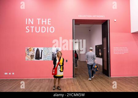 Un uomo entra nella sala delle opere d'arte della Collezione al Tate Modern, Londra, Inghilterra. Credito fotografico: SMP News Foto Stock