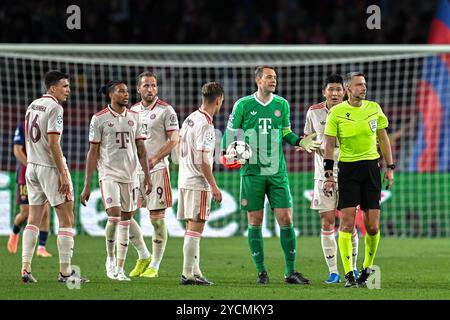 Barcellona, Spagna. 23 ottobre 2024. Calcio: Champions League, FC Barcelona - Bayern Monaco, turno preliminare, giorno 3, Stadio Olimpico. I giocatori del Bayern si lamentano dell'arbitro Slavko Vincic (r) per un fallo nell'accumulo del gol 2:1. Crediti: Sven Hoppe/dpa/Alamy Live News Foto Stock