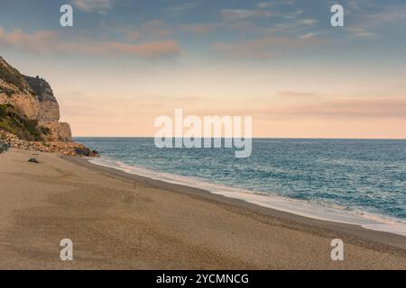 Tramonto sulla spiaggia di Baia dei Saraceni, Mar Ligure, Italia Foto Stock