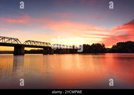 Spettacolare tramonto sul fiume Nepean, Penrith vicino al vecchio Victoria Bridge Foto Stock