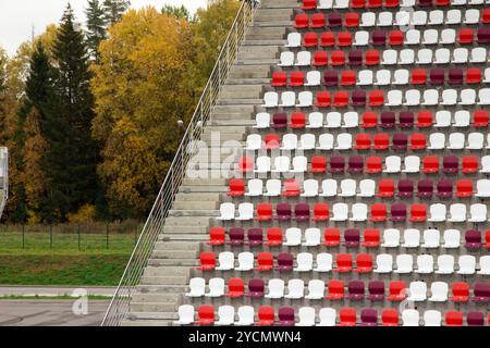 Posti a sedere Stadium sullo sfondo della foresta Foto Stock